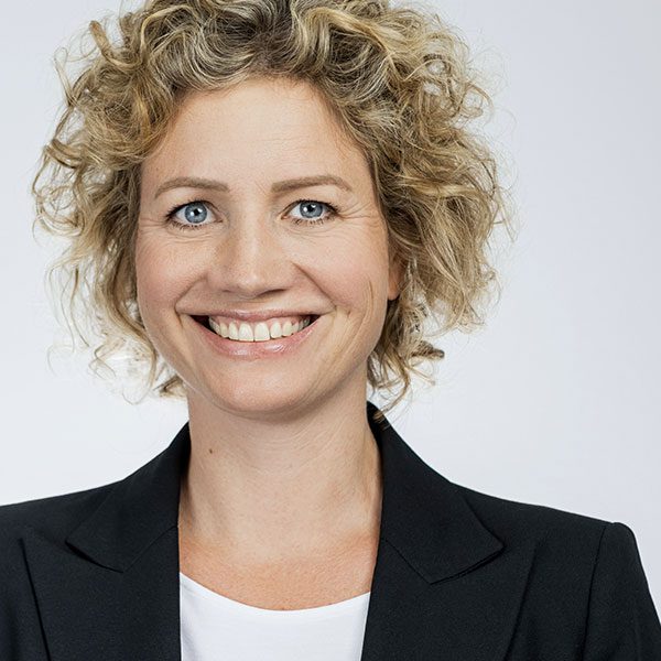 Anne-Wieland Das Porträtfoto der Anne Wieland, Senior Beraterin bei der Below Tippmann & Compagnie Personalberatung GmbH.
